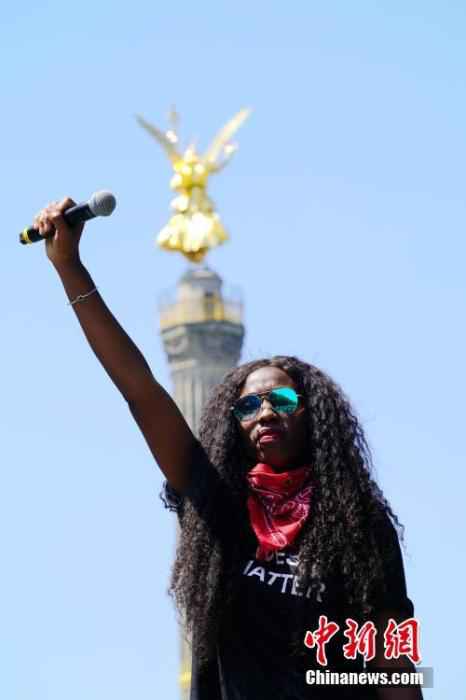 当地时间6月27日下午,德国柏林再度举行有上千人参加的反种族主义示威。非裔男子乔治·弗洛伊德死于美国明尼阿波利斯警察暴力执法后,这是柏林第三次举行反对种族主义和歧视行为的大规模示威活动。图为示威发起人站在柏林地标胜利柱前举起右手表示抗议。
中新社记者 彭大伟 摄 德国柏林再现反种族主义示威