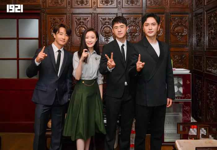 黄轩、倪妮、王仁君、刘昊然合影。阅文集团供图 电影《1921》开机 黄轩、倪妮、王仁君、刘昊然参演